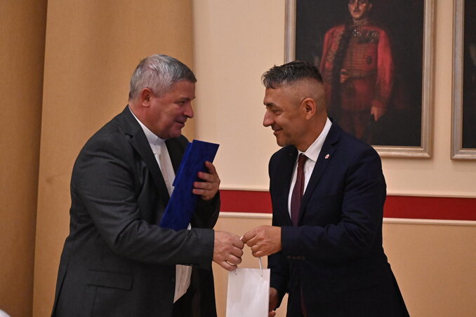 A díjat Potápi Árpád János nemzetpolitikáért felelős államtitkár adta át A díjat Potápi Árpád János nemzetpolitikáért felelős államtitkár adta át