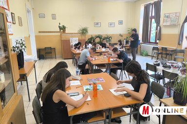 A tábor zárónapján a résztvevők szabadkézi rajzokat készítettek (Dér Dianna felvétele)