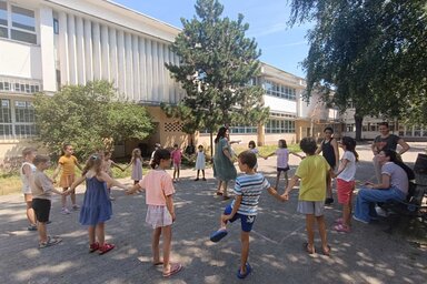 A Petőfi Sándor Általános Iskola is csatlakozott a sorozathoz, a fotó az udvaron készült nemrégiben