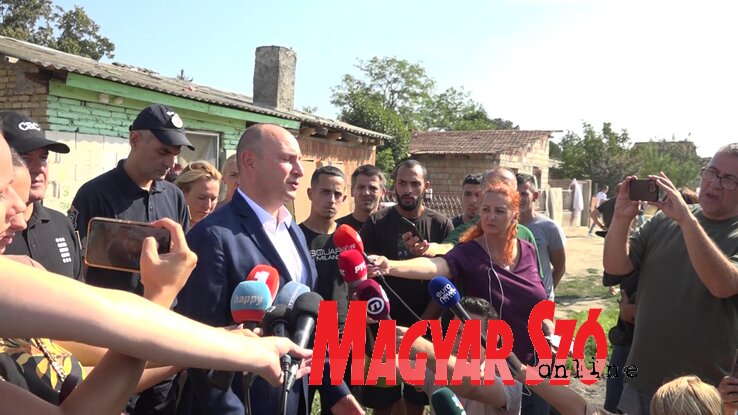 Milan Đurić polgármester nyilatkozik a tragédia helyszínén / Ótos András felvétele Milan Đurić polgármester nyilatkozik a tragédia helyszínén / Ótos András felvétele