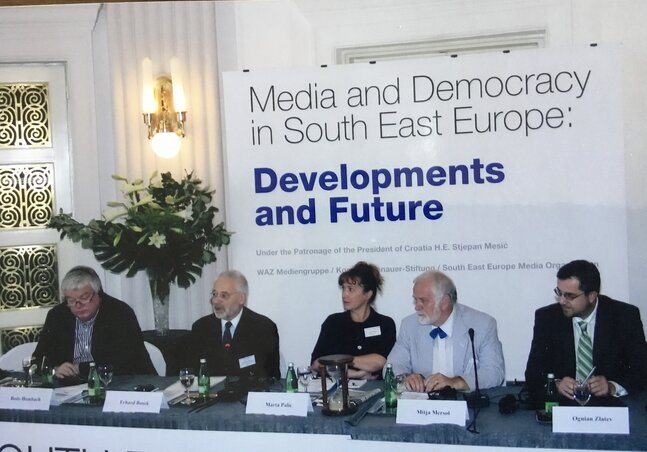 Előkelő társágban vezette 2007-ben egy zágrábi konferencia egyik paneljét (Pálics Márta archívuma) Előkelő társágban vezette 2007-ben egy zágrábi konferencia egyik paneljét (Pálics Márta archívuma)