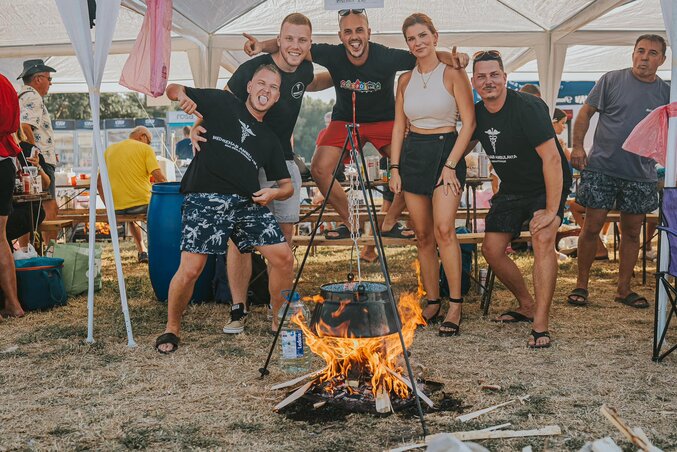 Pénteken délután tartották meg a hagyományos halászléfőző versenyt (Nagyboldogasszony-napok/Facebook) Pénteken délután tartották meg a hagyományos halászléfőző versenyt (Nagyboldogasszony-napok/Facebook)