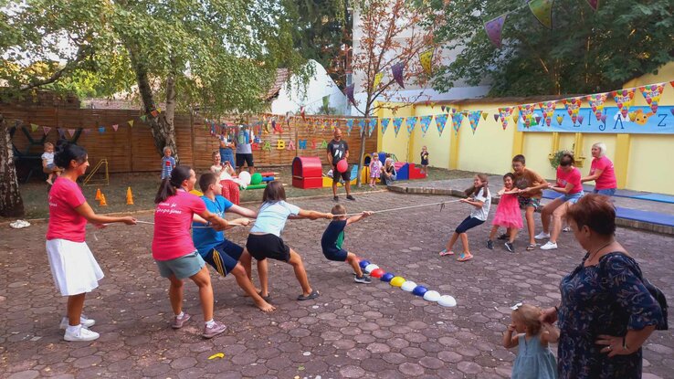 Színes gyermekprogramok várták a legkisebbeket a törökbecsei Népkönyvtár udvarában (Kancsár Izabella felvétele) Színes gyermekprogramok várták a legkisebbeket a törökbecsei Népkönyvtár udvarában (Kancsár Izabella felvétele)