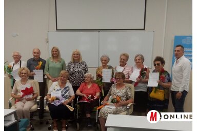 A 65 éves osztálytalálkozó részvevői az MTTK vezetőségének társaságában (Mihályi Katalin felvétele)