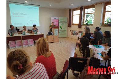 Máriás Ildikó köszönti a megjelenteket (Bajić Jenei Klementina felvétele)