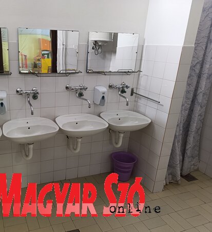 Végre jó minőségű víz folyik a csapból (L. Móger Tímea felvétele) Végre jó minőségű víz folyik a csapból (L. Móger Tímea felvétele)