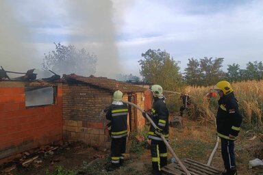 Mezőgazdasági épületek lángoltak Bácskossuthfalván (Fotó: MÖTE)