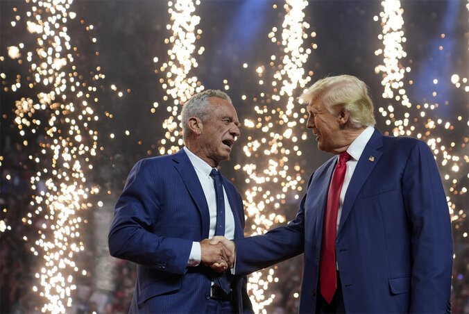 Trump augusztus 23-án erősítést kapott: ifjabb Robert F. Kennedy (az 1963-ban amerikai elnökként meggyilkolt John F. Kennedy unokaöccse), független elnökjelölt személyében, aki közölte: a versenyben ezentúl a volt amerikai elnököt támogatja (Beta/AP) Trump augusztus 23-án erősítést kapott: ifjabb Robert F. Kennedy (az 1963-ban amerikai elnökként meggyilkolt John F. Kennedy unokaöccse), független elnökjelölt személyében, aki közölte: a versenyben ezentúl a volt amerikai elnököt támogatja (Beta/AP)
