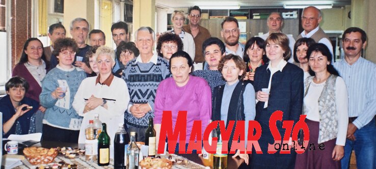 A szerkesztőségben kiváló volt a hangulat a '80-as évek végén
– Első sor balról jobbra: Dávid Csilla (ül), Faragó Jolán, Újházi Eszter, Bóka Lili, Bozsóki Ernő, Juhász Marjanov Erzsébet, Nagy Magdolna, Burda Melinda, Fajtner Lídia
– Második sor balról jobbra: Merzsa Irén, Fazekas Emma, Burány Márta, Márton Júlia, Serer Lenke, Dodony Milinszki Aranka, Sebestyén Imre
– Harmadik sor balról jobbra: Vadócz Károly, Kollárs István, T. Kovács János, Újházi László, Gimpel Kántor Csilla, Gimpel Tibor, Németh Zoltán, Szeli Miklós, Góbor Béla A szerkesztőségben kiváló volt a hangulat a '80-as évek végén
– Első sor balról jobbra: Dávid Csilla (ül), Faragó Jolán, Újházi Eszter, Bóka Lili, Bozsóki Ernő, Juhász Marjanov Erzsébet, Nagy Magdolna, Burda Melinda, Fajtner Lídia
– Második sor balról jobbra: Merzsa Irén, Fazekas Emma, Burány Márta, Márton Júlia, Serer Lenke, Dodony Milinszki Aranka, Sebestyén Imre
– Harmadik sor balról jobbra: Vadócz Károly, Kollárs István, T. Kovács János, Újházi László, Gimpel Kántor Csilla, Gimpel Tibor, Németh Zoltán, Szeli Miklós, Góbor Béla