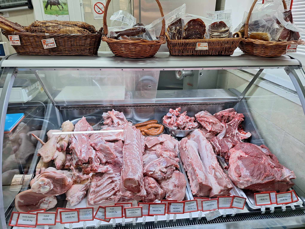 A pályázati támogatásoknak köszönhetően van korszerű hűtőpult, bő kínálat (A Vujevity család archívuma) A pályázati támogatásoknak köszönhetően van korszerű hűtőpult, bő kínálat (A Vujevity család archívuma)