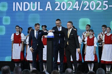 Tuzson Bence, Rétvári Bence és Hankó Balázs jelképesen elindítja az új tanévet (Fotó: MTI/Kovács Tamás)