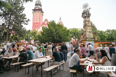 Hangulatos boroázis a Szentháromság szobornál (Molnár Edvárd felvétele)