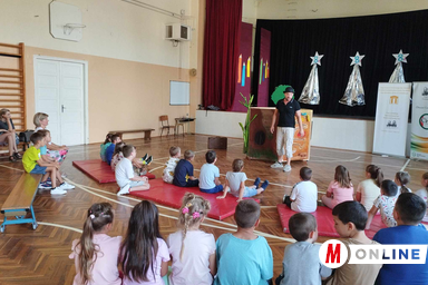 A Rozsdás, a kisróka kalandozásai a természetben című interaktív bábelőadást nézhették meg a kis elsősök (Fotó: Kancsár Izabella)