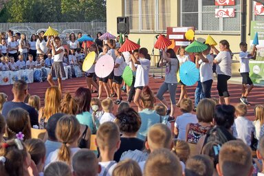 Az idősebb diákok alkalmi műsorral kedveskedtek a kicsiknek (Gergely Árpád felvétele)