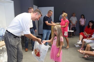 A kisdiákok megörültek a csomagoknak és a táskáknak (Lakatos János felvétele)