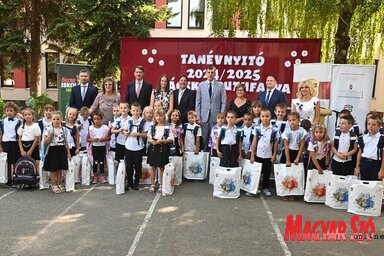 U opštini Stare Moravice 32 đaka prvaka se obradovalo poklonu od školskog pribora i torbi, koje su primili od javnih ličnosti iz Vojvodine i Mađarske (fotografija Andraša Otoša)