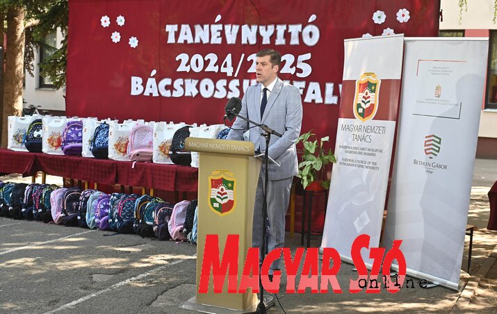 Zajedničku budućnost možemo imati sve dok govorimo zajednički jezik, rekao je dr Peter Silađi na početku svog pozdravnog govora (fotografija Andraša Otoša) Zajedničku budućnost možemo imati sve dok govorimo zajednički jezik, rekao je dr Peter Silađi na početku svog pozdravnog govora (fotografija Andraša Otoša)