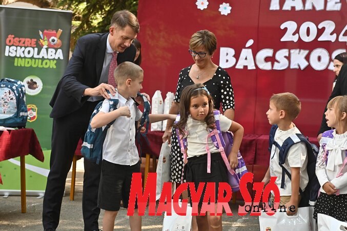 Mlađi đaci učiteljica Gabriele Kuruc Šefer i Izabele Barna, kao i đak prvak nastavnice za specijalno obrazovanje, Timee Blažik, preuzimaju paket školskog pribora i novu torbu (fotografija Andraša Otoša) Mlađi đaci učiteljica Gabriele Kuruc Šefer i Izabele Barna, kao i đak prvak nastavnice za specijalno obrazovanje, Timee Blažik, preuzimaju paket školskog pribora i novu torbu (fotografija Andraša Otoša)