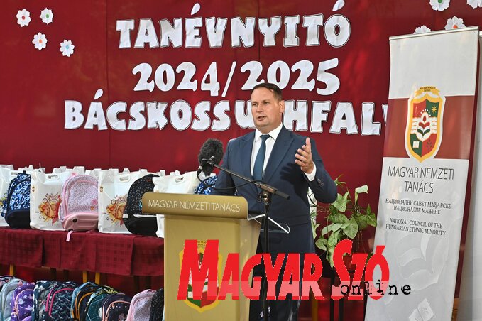 Ako postoji poverenje između učitelja, deteta i roditelja, onda je svima mnogo lakše da prevaziđu životne prepreke, rekao je, između ostalog, Arpad Fremond (fotografija Andraša Otoša) Ako postoji poverenje između učitelja, deteta i roditelja, onda je svima mnogo lakše da prevaziđu životne prepreke, rekao je, između ostalog, Arpad Fremond (fotografija Andraša Otoša)