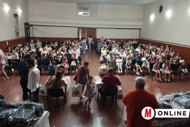 A magyar elsősök többsége Óbecsén a Petőfi Sándor Magyar Kultúrkörben vette át a tanszercsomagot és az iskolatáskát (Fotó: Kancsár Izabella felvétele)