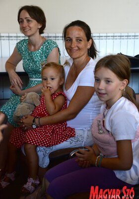 A Magyar Nemzeti Tanács beiskolázási tanszercsomagjának kiosztása Újvidéken