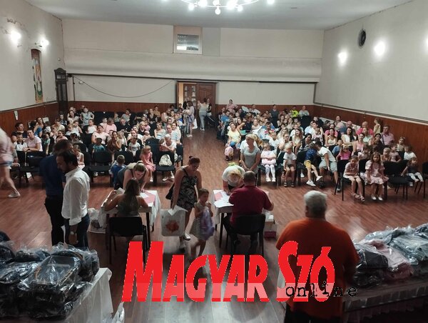 A magyar elsősök többsége Óbecsén a Petőfi Sándor Magyar Kultúrkörben vette át a tanszercsomagot és az iskolatáskát (Fotó: Kancsár Izabella)