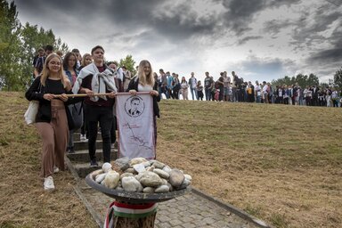 A Kárpát-medence minden részéből részt vesznek a fiatalok a megemlékezésen Radnótiról (Szabó Béla felvétele)