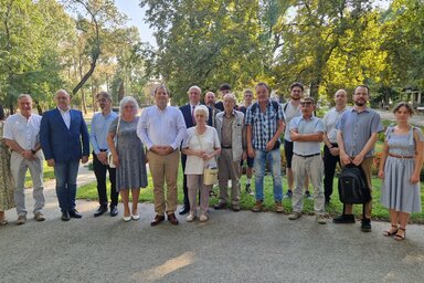 A részvevők egy csoportja az írótábor alapítóinak emlékművénél (Gergely József  felvétele)