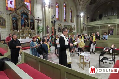 A zarándokok az egyházi áldás után a moholi templomból indultak Doroszlóra (Fotó: Csincsik Zsolt felvétele) A zarándokok az egyházi áldás után a moholi templomból indultak Doroszlóra (Fotó: Csincsik Zsolt felvétele)