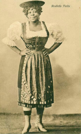Arabella Fields 1910 körül német népviseletben / forrás: wikipedia.org Arabella Fields 1910 körül német népviseletben / forrás: wikipedia.org