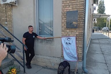 Tóth Péter Lóránt a cservenkai emléktáblánál (Paraczky László felvétele)