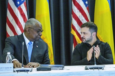 Lloyd Austin és Volodimir Zelenszkij a Ramsteinban működő amerikai légi támaszponton. Előbbi bejelentette: az Egyesült Államok újabb 250 millió dolláros katonai támogatást nyújt Kijevnek (dp
