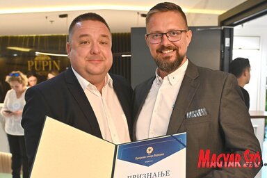 Deneš Danko i Balint Juhas, predsednik pokrajinske skupštine, na ceremoniji dodele nagrada (fotografija Andraša Otoša)