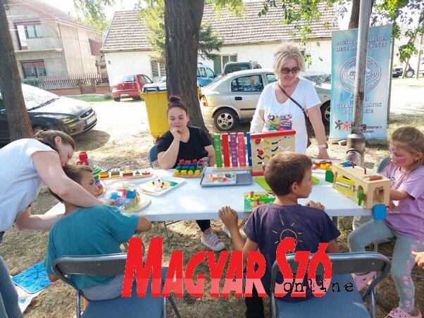 Az Óbecsei Gyermekbarátok Egyesületének tagjai különféle fejlesztő játékokat mutattak be (Kancsár Izabella felvétele) Az Óbecsei Gyermekbarátok Egyesületének tagjai különféle fejlesztő játékokat mutattak be (Kancsár Izabella felvétele)