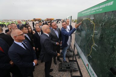 A kormányfő a terepen tájékozódik a munkálatok menetéről (Fotó: Beta)