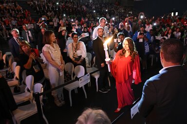 Polgár Judit bevonul a fáklyával (Fotó: MTI)