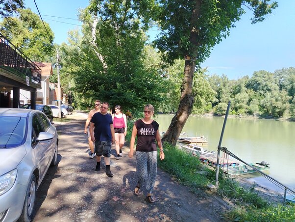 Reggeli sétán a bungalók között Reggeli sétán a bungalók között
