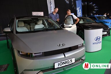 Az Újvidéki Vásár csarnokában több mint 40 elektromos és hibridautót állítottak ki (Fotó: Dávid Csilla)