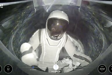 A milliárdos Jared Isaacman lépett ki elsőként az űrkapszulából (Fotó: SpaceX via AP/Beta)