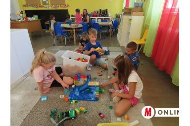 Az egyik óvodai csoport Adán (Csincsik Zsolt felvétele) Az egyik óvodai csoport Adán (Csincsik Zsolt felvétele)