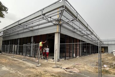 Jó ütemben halad a bevásárlóközpontok építése a Fő utcán