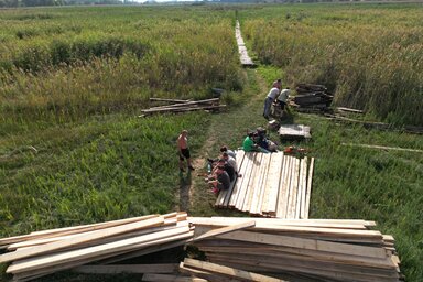 Szorgos kezek újjáépítették a pallósort / Gergely József felvétele