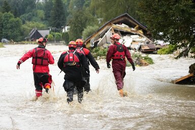 Tűzoltók gázolnak vízben a csehországi Jesenikben (Fotó: Beta/AP)