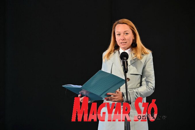 Ercsi Hargita köszönti az egybegyűlteket (Fotó: Molnár Edvárd felvétele) Ercsi Hargita köszönti az egybegyűlteket (Fotó: Molnár Edvárd felvétele)