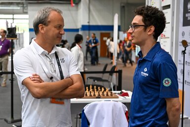 Arkagyij Dvorkovics, a Nemzetközi Sakkszövetség (FIDE) elnöke (balról) és Fabiano Caruana amerikai nemzetközi nagymester a BOK Csarnokban (Fotó: MTI)