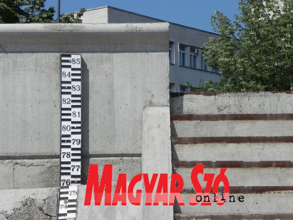 Az újvidéki vízmérce csúcsa. Semmi pánik, amíg nem ér idáig a víz (Buzás Mihály felvétele) Az újvidéki vízmérce csúcsa. Semmi pánik, amíg nem ér idáig a víz (Buzás Mihály felvétele)