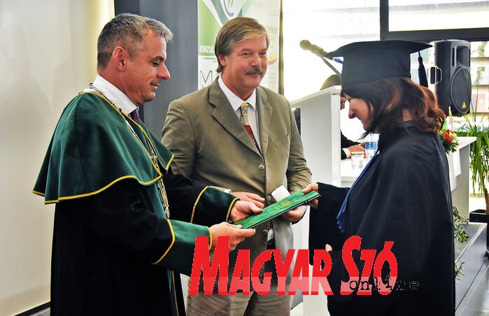 A diplomát prof. dr. Gyuricza Csaba és dr. Lengyel László adták át (Gergely Árpád felvétele) A diplomát prof. dr. Gyuricza Csaba és dr. Lengyel László adták át (Gergely Árpád felvétele)