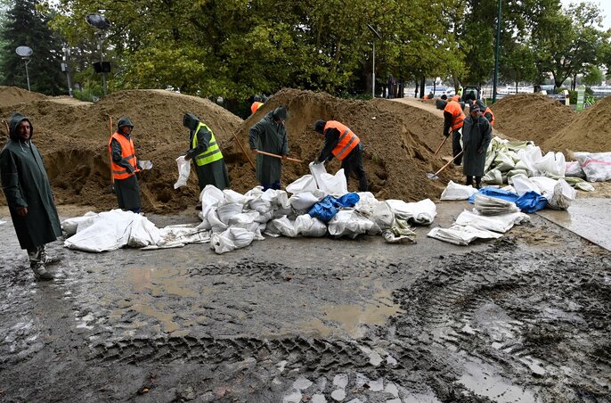 A csatornázási művek munkatársai dolgoznak az árvíz elleni védekezésen a Margitszigeten (MTI/Kovács Tamás) A csatornázási művek munkatársai dolgoznak az árvíz elleni védekezésen a Margitszigeten (MTI/Kovács Tamás)