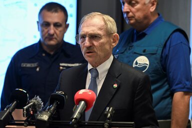 Pintér Sándor belügyminiszter beszél az árvíz elleni védekezésről tartott sajtótájékoztatón (MTI/Koszticsák Szilárd)