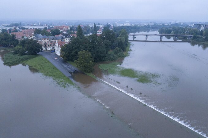 Az Elba árcsatornája a szászországi Kaditz és Mickten körzetek között öntötte el partszakasz nagy részét (Fotó: dpa via AP/Beta) Az Elba árcsatornája a szászországi Kaditz és Mickten körzetek között öntötte el partszakasz nagy részét (Fotó: dpa via AP/Beta)